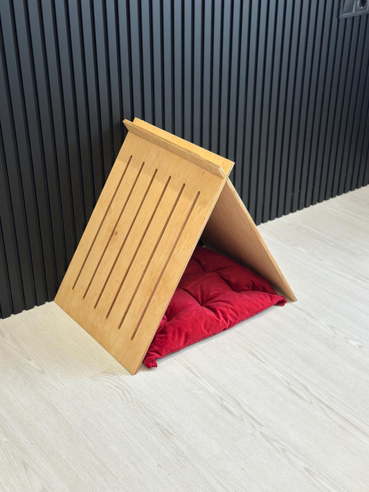 indoor-dog-house-red-pillow-holiday-look