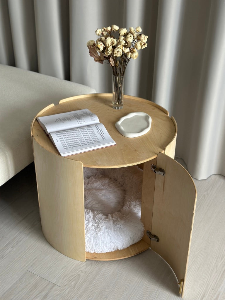 Light Luxury Dog House Table — Contemporary Pet-Friendly Design