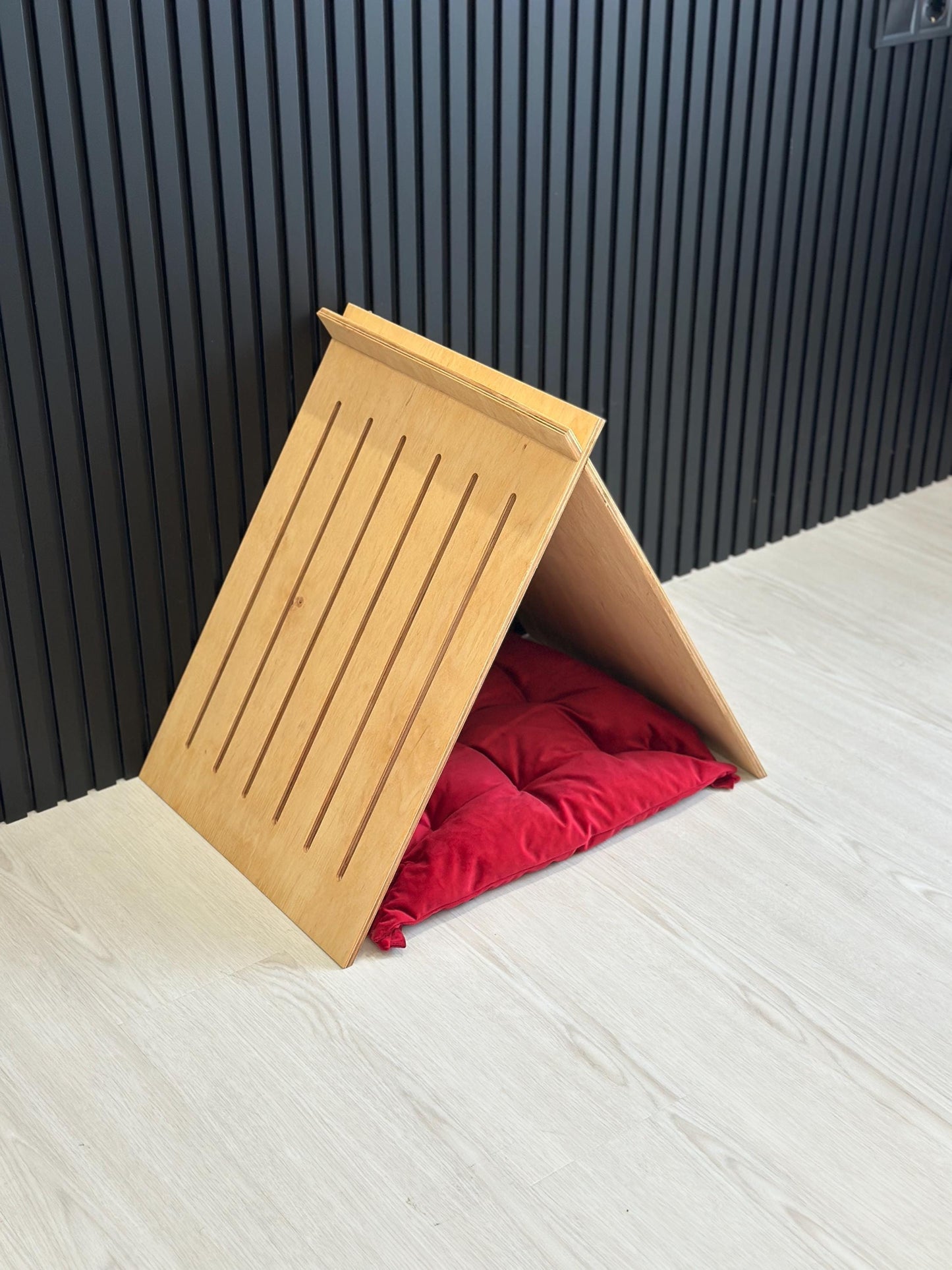 indoor-dog-house-red-pillow-holiday-look