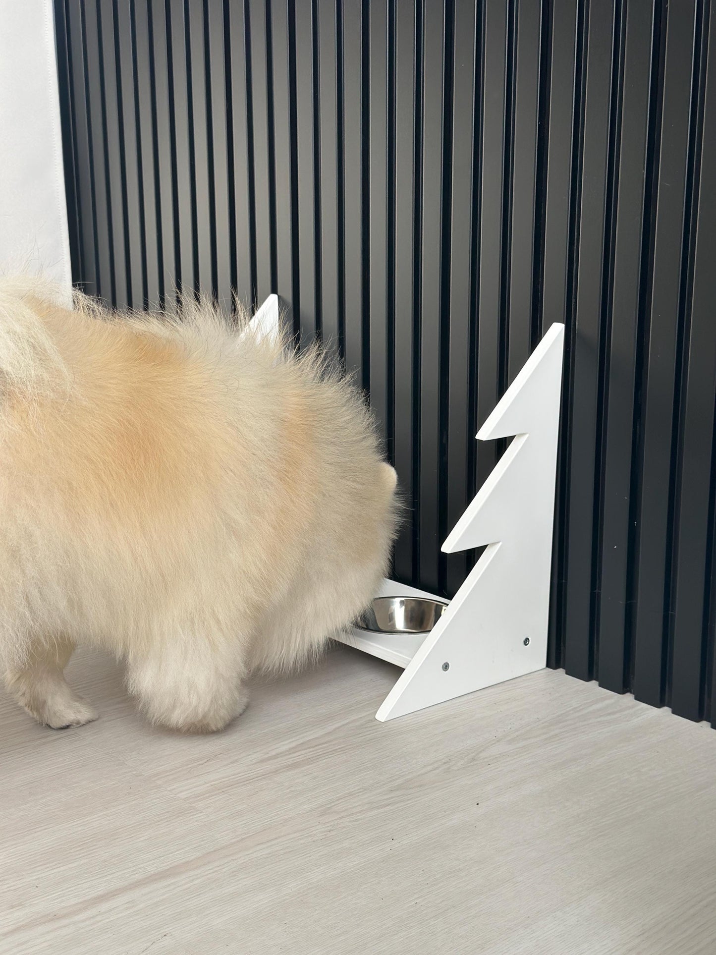 Wooden Christmas dog feeder with Pomeranian dog
